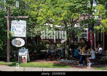 Touristen essen ihre Mahlzeiten im Freien vor dem historischen Colonial Inn Concord, MA USA Stockfoto