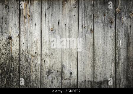 Alte Holzbretter mit Kratzern und Kratzern. Vintage Hintergrund mit Kopierplatz Stockfoto