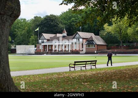 Cricket Pavilion im Queens Park ist Queen's Park ein County Cricket Ground in Chesterfield, Derbyshire. Foto aufgenommen im September 2021 Stockfoto