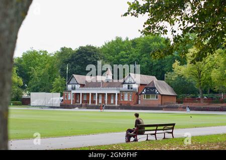 Cricket Pavilion im Queens Park ist Queen's Park ein County Cricket Ground in Chesterfield, Derbyshire. Foto aufgenommen im September 2021 Stockfoto