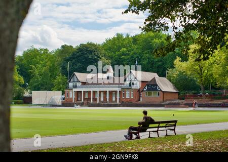 Cricket Pavilion im Queens Park ist Queen's Park ein County Cricket Ground in Chesterfield, Derbyshire. Foto aufgenommen im September 2021 Stockfoto