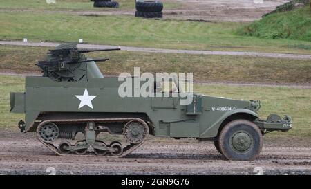 M16 Motorschlitten mit mehreren Pistolen. Ein M16 Half Track während einer Demonstration im Bovington Tank Museum, Dorset, Großbritannien Stockfoto