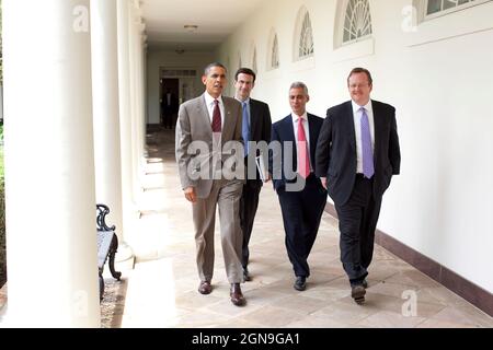 Präsident Barack Obama geht mit Peter Orszag, dem Direktor des Verwaltungs- und Haushaltsbüros, dem Stabschef Rahm Emanuel und dem Presseminister Robert Gibbs an der Kolonnade des Weißen Hauses entlang, 28. Juni 2010. (Offizielles Foto des Weißen Hauses von Pete Souza) Dieses offizielle Foto des Weißen Hauses wird nur zur Veröffentlichung durch Nachrichtenorganisationen und/oder zum persönlichen Druck durch die Betreffzeile(en) des Fotos zur Verfügung gestellt. Das Foto darf in keiner Weise manipuliert werden und darf nicht in kommerziellen oder politischen Materialien, Werbung, E-Mails, Produkten oder Werbeaktionen verwendet werden, die in irgendeiner Weise nahelegt Stockfoto