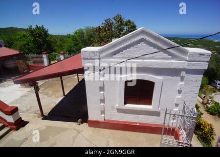 BURGO, PHILIPPINEN - 01. Aug 2015: Ein Innenhof des Cape Bojeador Leuchtturms mit nahe gelegener Vegetation in Burgos, Philippinen Stockfoto