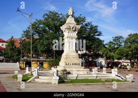 VIGAN, PHILIPPINEN - 31. Jul 2015: Ein Denkmal für Pater Jose Burgos in Vigan, Philippinen, mit einem Baum im Hintergrund an einem sonnigen Tag Stockfoto