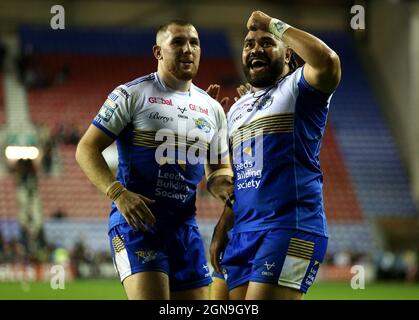 Konrad Hurrell von Leeds Rhinos (rechts) feiert mit seinem Teamkollegen nach dem Sieg nach dem letzten Pfiff während des Abspielspiels der Betfred Super League im DW Stadium in Wigan. Bilddatum: Donnerstag, 23. September 2021. Stockfoto