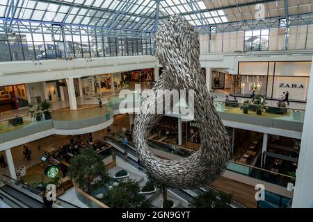 Fisketorvet, Copenhagen Mall, Einkaufszentrum, Kalvebod Brygge, Artwork Shoal No. 8, Steel Fish School, in Kopenhagen, Dänemark, Stockfoto