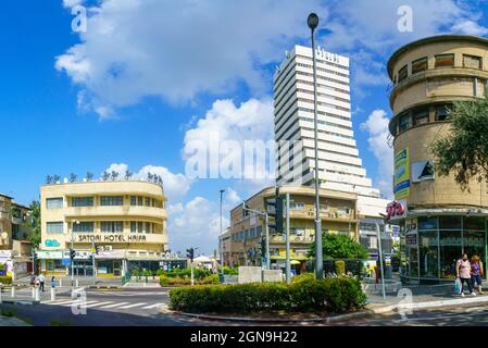 Haifa, Israel - 23. September 2021: Straßenszene in Hadar HaCarmel, mit internationalem Stil (Bauhaus) und anderen Gebäuden, Einheimischen und V Stockfoto