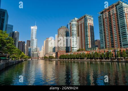 Refektionen im Chicago River Stockfoto