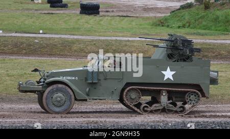 M16 Motorschlitten mit mehreren Pistolen. Ein M16 Half Track während einer Demonstration im Bovington Tank Museum, Dorset, Großbritannien Stockfoto