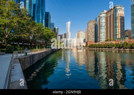 Refektionen im Chicago River Stockfoto