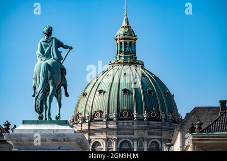 Schloss Amalienborg, Kuppel des lutherischen Frederiks Kirke, Reiterdenkmal an Frederik V., Kopenhagen, Dänemark, Stockfoto