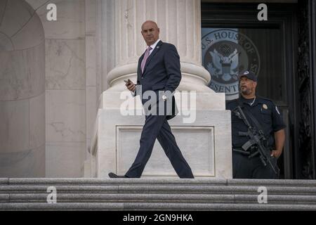 Washington, Usa. September 2021. Rep. Jake Ellzey R-TX, geht am Donnerstag, dem 23. September 2021, während einer Pause nach der Abstimmung auf dem Capitol Hill in Washington, DC, nach draußen. Ellzey übernahm den Sitz des Rep. Ron Wright, der am 7. Februar dieses Jahres an Covid-19 starb. Foto von Ken Cedeno/UPI Credit: UPI/Alamy Live News Stockfoto