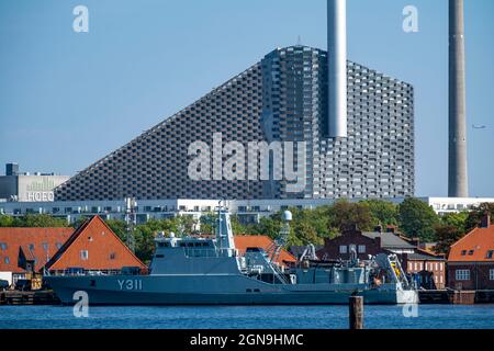 CopenHill, Müllverbrennungsanlage und künstliche Skipiste, 90 Meter hoch und 400 Meter lang auf Kunstrasen, Holmen Naval Area, Kopenhagen Stockfoto