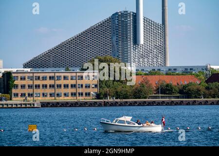 CopenHill, Müllverbrennungsanlage und künstliche Skipiste, 90 Meter hoch und 400 Meter lang auf Kunstrasen, Holmen Naval Area, Kopenhagen Stockfoto