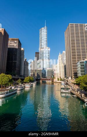 Refektionen im Chicago River Stockfoto