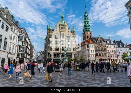 Altstadt, Innenstadt, Amagertorv, Teil der Fußgängerzone Strøget, Gastronomie, Geschäfte, Kopenhagen, Turm von Nikolaj Kunsthal, ehemalige Kirche, jetzt ar Stockfoto