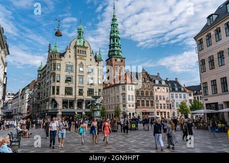 Altstadt, Innenstadt, Amagertorv, Teil der Fußgängerzone Strøget, Gastronomie, Geschäfte, Kopenhagen, Turm von Nikolaj Kunsthal, ehemalige Kirche, jetzt ar Stockfoto