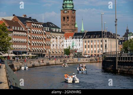 Gammel Strand Square, Stadtzentrum, am Slotholmens Canal, Turm von Nikolaj Kunsthal, ehemalige Kirche, jetzt Kunstausstellungshalle, Kopenhagen, Dänemark, Stockfoto