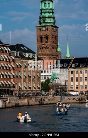 Gammel Strand Square, Stadtzentrum, am Slotholmens Canal, Turm von Nikolaj Kunsthal, ehemalige Kirche, jetzt Kunstausstellungshalle, Kopenhagen, Dänemark, Stockfoto