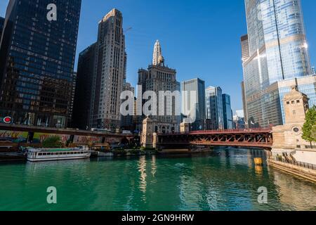 Refektionen im Chicago River Stockfoto