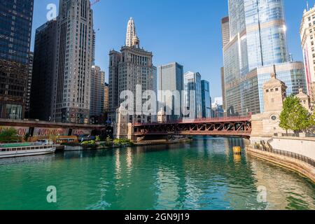 Refektionen im Chicago River Stockfoto