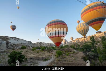 Große Vielfalt an geologischen Gesteinsformationen Formen aufgrund vulkanischer Aktivitäten, Formen und Farben in der Landschaft von Kappadokien, Nevsehir, Türkei. Aufgenommen Stockfoto