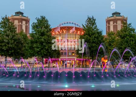 Navy Pier in der Dämmerung Stockfoto