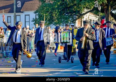 Die Excelsior Band marschiert während der Joe Cain Day Mardi Gras Parade am 7. Februar 2016 in Mobile, Alabama. Stockfoto