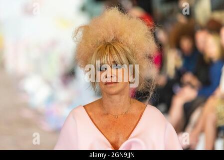 Jo Wood, ex von Ronnie, auf dem Laufsteg im Ballsaal des Dorchester Hotels, das Vin + Omi Future Flowers Modedesigns für die London Fashion Week modelliert Stockfoto