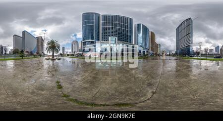 BATUMI, GEORGIA - SEPTEMBER 2021: Full seamless spherical hdri Panorama 360 Grad auf Platz zwischen Wolkenkratzern und Bürogebäuden nach Regen in Stockfoto