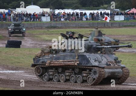 Sherman-Panzer. Ein Panzer M4A2(76) HVSS Sherman, der im Film 'Fury' während einer Demonstration im Bovington Tank Museum, Dorset, Großbritannien, verwendet wurde Stockfoto