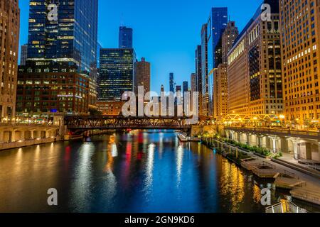 Der Chicago Riverwalk in Dawn Stockfoto