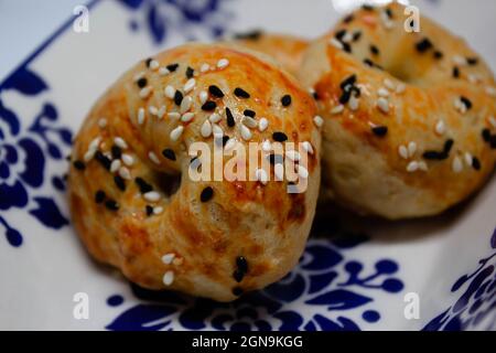 Türkisches Gebäck, das von Großmutter hergestellt wurde. Frisch gebackenes Gebäck mit Käsefüllung. Backwaren im Ofen. Stockfoto