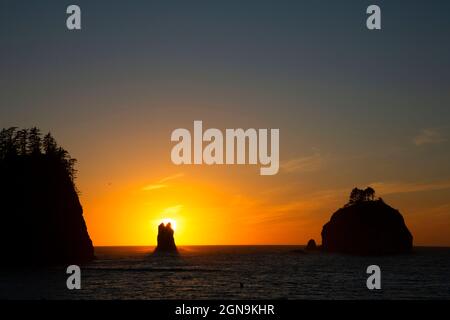 James Island und Sonnenuntergang am Meer, La Push, Indianerreservat Quileute, Washington Stockfoto