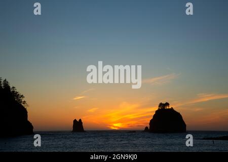 James Island und Sonnenuntergang am Meer, La Push, Indianerreservat Quileute, Washington Stockfoto