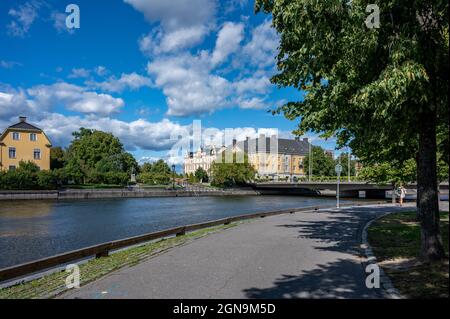 Norrkoping Stadt und Motala Fluss bei Refvens grund an einem sonnigen Tag im August. Norrkoping ist eine historische Stadt in Schweden. Stockfoto