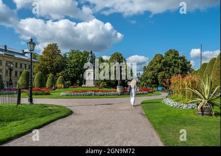 Carl Johans Park in Norrköping; Schweden mit der Statue des Königs Karl Johan XIV. Karl Johan war der erste König der Familie Bernadotte. Stockfoto