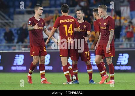 Stadio Olimpicom, Roma, Italien. September 2021. Serie A League Football, Roma gegen Udinese; Roma-Spieler feiern den Sieg am Ende des Spiels Credit: Action Plus Sports/Alamy Live News Stockfoto