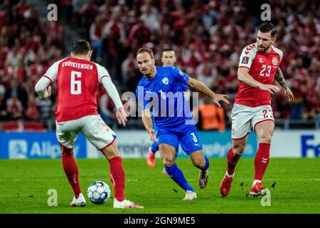 Kopenhagen, Dänemark. September 2021. Dan Leon Glazer (3) aus Israel und Pierre-Emile Hojbjerg (23) aus Dänemark wurden während der UEFA-WM-Qualifikation zwischen Dänemark und Israel im Kopenhagener Park gesehen. (Foto: Gonzales Photo - Robert Hendel). Stockfoto