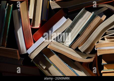 Wand der Bücher stapelten sich Stockfoto