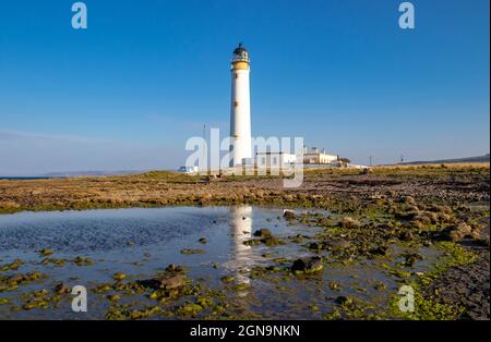 Barns Ness Lighthouse in der Nähe von Dunbar, Schottland, mit Reflexion Stockfoto