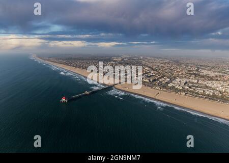 Luftaufnahme des Huntington Beach Pier mit Sturmwolken in Orange County, Kalifornien. Stockfoto