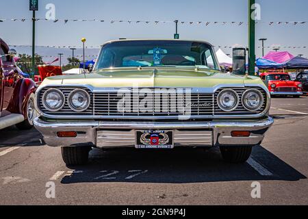 Reno, NV - 3. August 2021: 1964 Chevrolet Impala Sport Coupe auf einer lokalen Automobilmesse. Stockfoto