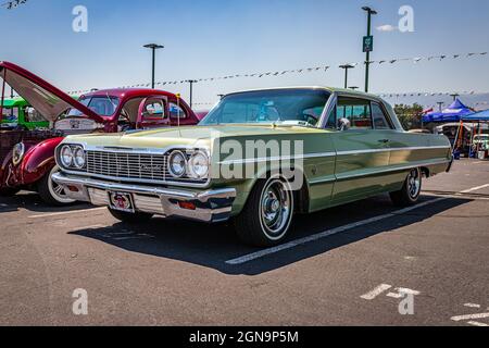 Reno, NV - 3. August 2021: 1964 Chevrolet Impala Sport Coupe auf einer lokalen Automobilmesse. Stockfoto