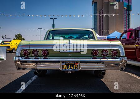 Reno, NV - 3. August 2021: 1964 Chevrolet Impala Sport Coupe auf einer lokalen Automobilmesse. Stockfoto