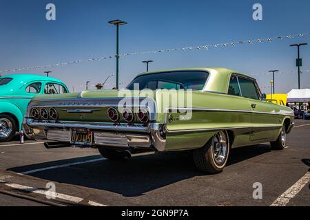 Reno, NV - 3. August 2021: 1964 Chevrolet Impala Sport Coupe auf einer lokalen Automobilmesse. Stockfoto