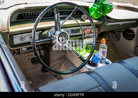 Reno, NV - 3. August 2021: 1964 Chevrolet Impala Sport Coupe auf einer lokalen Automobilmesse. Stockfoto