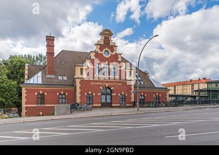 Berlin, Deutschland - 8. August 2021: Altes Empfangsgebäude des Westend-Bahnhofs der Ringbahn-Kreislinie der S-Bahn im Stadtteil Charlottenburg Stockfoto