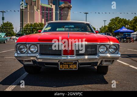 Reno, NV - 3. August 2021: 1970 Oldsmobile Cutlass Convertible auf einer lokalen Automobilmesse. Stockfoto